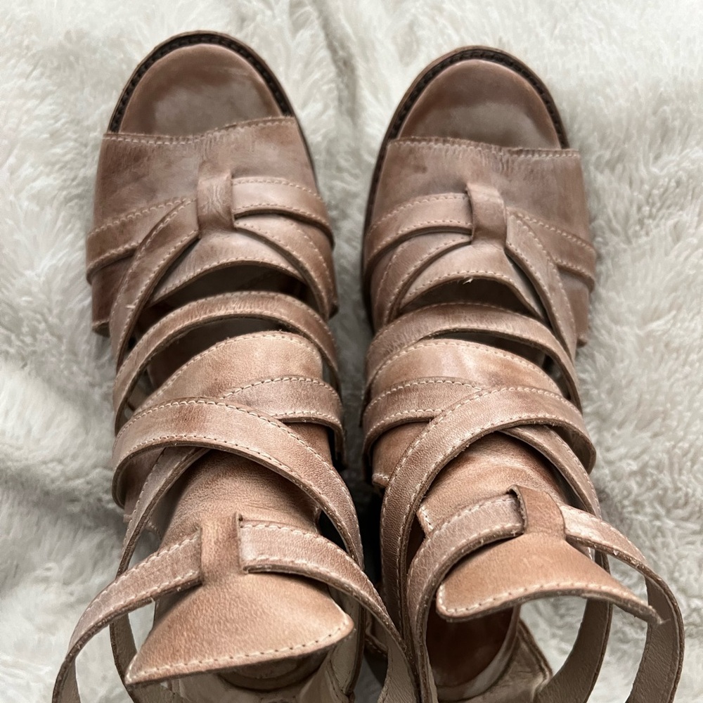 Freebird strapped block heals size 9